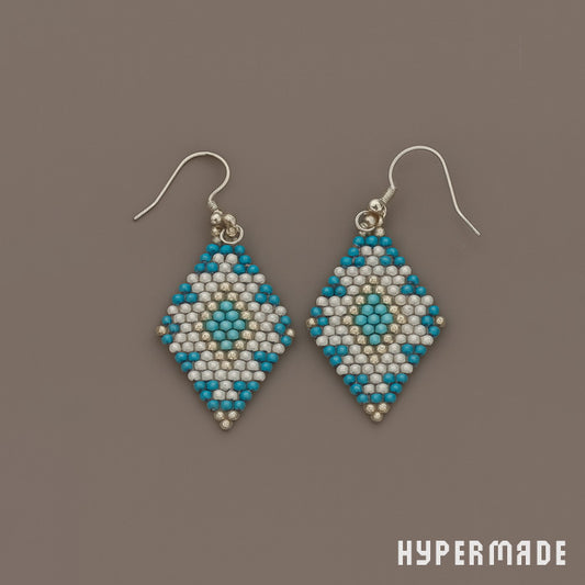 Handgefertigte Ohrringe aus Perlen – silberfarbenes Metallteil